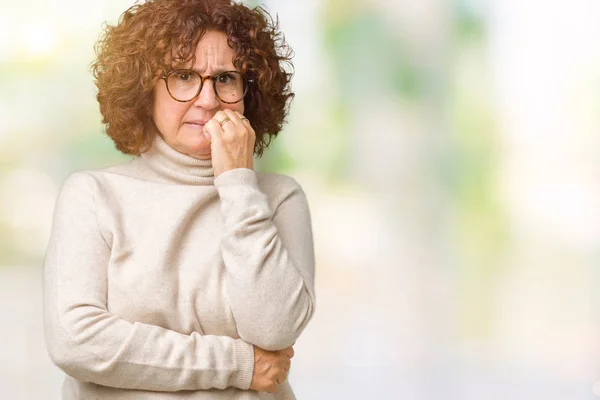 Die Schöne Seniorin Mittleren Alters Trägt Rollkragenpullover Und Brille Vor — Stockfoto
