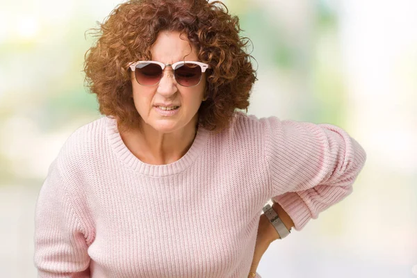 Schöne Seniorin Mittleren Alters Mit Rosa Pullover Und Sonnenbrille Über — Stockfoto