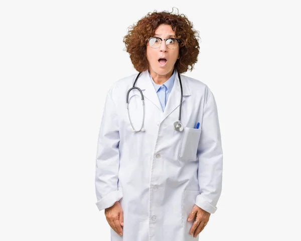 Médico Senior Mediana Edad Mujer Sobre Fondo Aislado Miedo Sorprendido — Foto de Stock