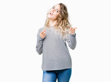 Fotoğraf makinesi ile mutlu ve komik yüz için parmakları işaret izole arka plan üzerinde çizgili süveter giyen güzel genç sarışın kadın. İyi enerji ve vibes.