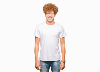Afro saç gözlük ile mutlu ve güzel genç yakışıklı adamla yüzündeki gülümseme. Şanslı kişi.