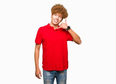 Kırmızı t-shirt giyen afro saçlı yakışıklı delikanlı gülümseyen el ve parmak telefonda konuşmak ile telefon jest yapıyor. Kavramları iletişim.
