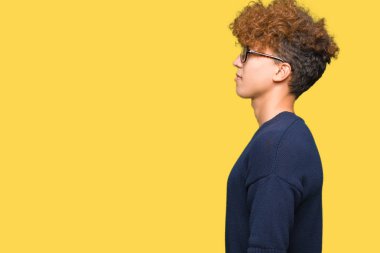 Yakışıklı delikanlı tarafına, seyir afro gözlük ile dinlenmek doğal yüz emin gülümseme ile pozuyla profil.