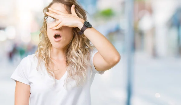 Linda Jovem Loira Usando Óculos Sobre Fundo Isolado Espreitando Choque — Fotografia de Stock