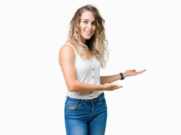 Linda Jovem Loira Sobre Fundo Isolado Convidando Para Entrar Sorrindo — Fotografia de Stock