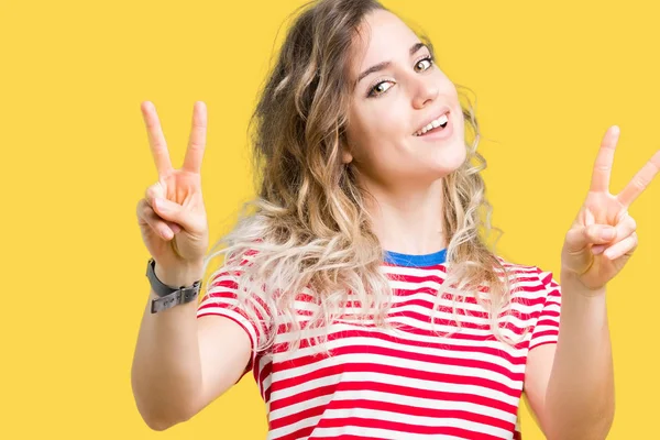 Güzel Sarışın Genç Kadın Parmaklarını Zafer Işareti Yaparken Gösterilen Kamera — Stok fotoğraf