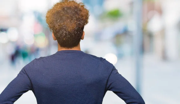 Junger Gutaussehender Mann Mit Afrohaaren Der Rückwärts Steht Und Mit — Stockfoto