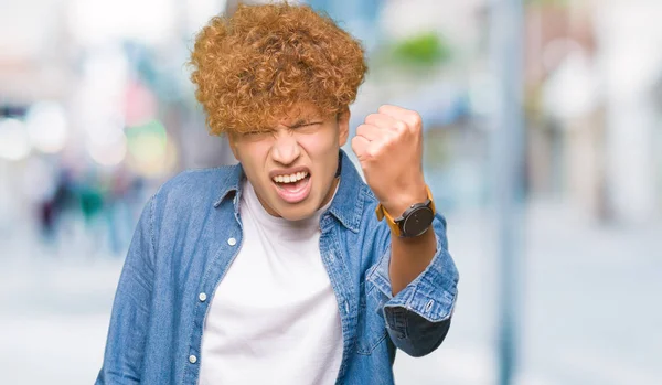 Joven Hombre Guapo Con Pelo Afro Usando Chaqueta Mezclilla Enojado —  Fotos de Stock