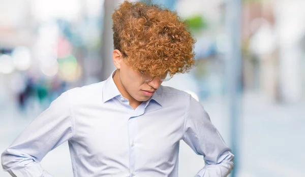 Unga Stiliga Affärsman Med Afro Bär Glasögon Med Handen Magen — Stockfoto