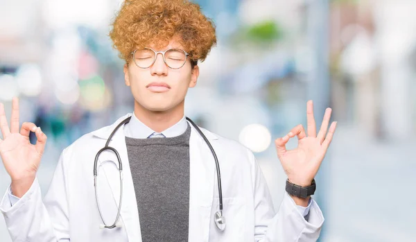 Der Junge Gut Aussehende Arzt Medizinischem Mantel Entspannt Und Lächelt — Stockfoto