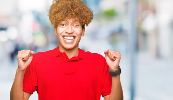 Joven Hombre Guapo Con Pelo Afro Vistiendo Camiseta Roja Celebrando — Foto de Stock