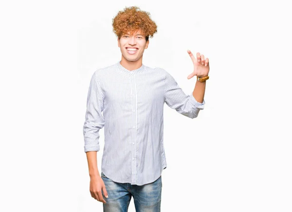 エレガントなシャツの笑顔と自信を持ってサイズ記号を見ながら指とカメラをやって手でジェスチャーを着てアフロの髪を持つ男で若いハンサムなビジネス 測定概念 — ストック写真