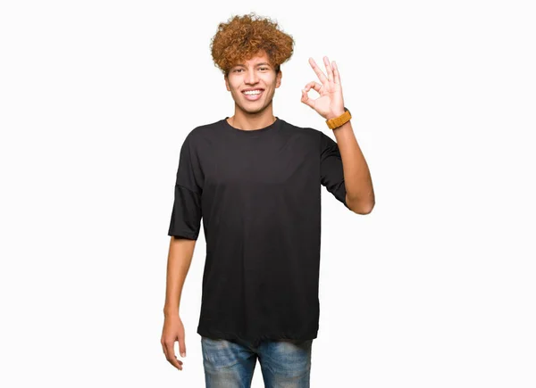 Όμορφος Νεαρός Άφρο Μαλλιά Φορώντας Μαύρο Μπλουζάκι Χαμογελώντας Θετική Κάνει — Φωτογραφία Αρχείου