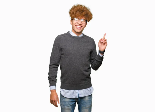 Junger Gutaussehender Geschäftsmann Mit Afro Haaren Trägt Eine Brille Mit — Stockfoto