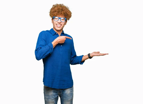 Mladý Pohledný Muž Afro Vlasy Modré Brýle Ohromil Usmívá Kameru — Stock fotografie