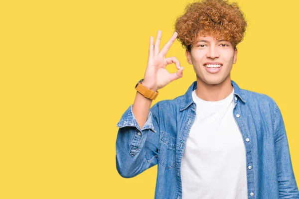 Jonge Knappe Man Met Afro Haar Dragen Denim Jasje Glimlachend — Stockfoto