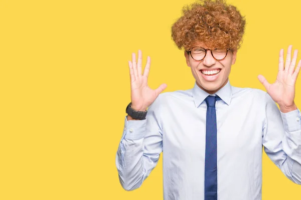 Junger Gutaussehender Geschäftsmann Mit Afro Brille Der Verrückt Und Erfolgsverrückt — Stockfoto