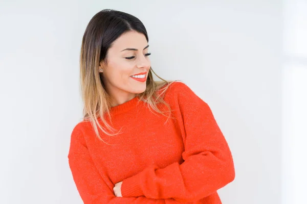Giovane Donna Indossa Casual Maglione Rosso Sfondo Isolato Sorridente Guardando — Foto Stock