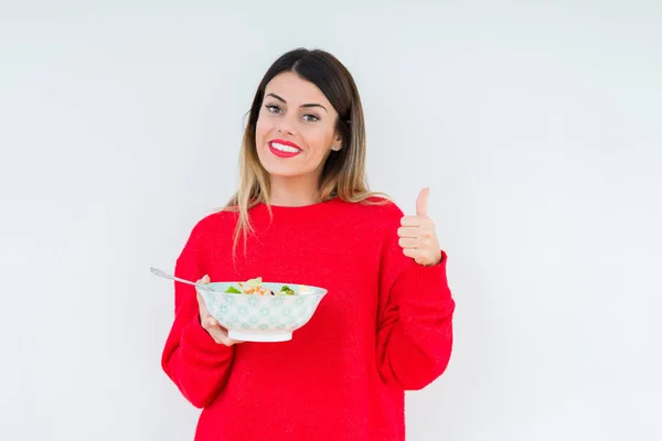 Jeune Femme Mangeant Salade Fraîche Saine Sur Fond Isolé Heureux — Photo