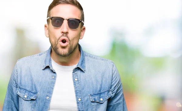 Schöner Mann Mit Modischer Sonnenbrille Ängstlich Und Schockiert Mit Überraschendem — Stockfoto