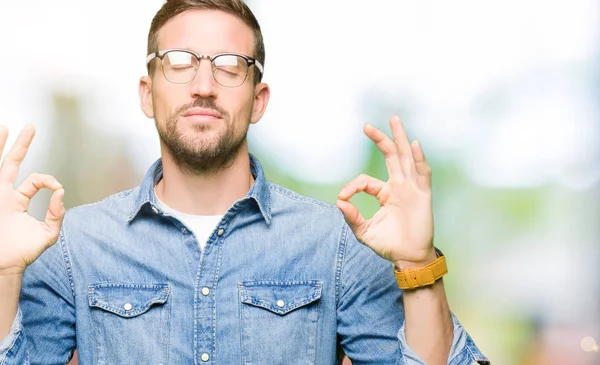 Gutaussehender Mann Mit Brille Entspannt Und Lächelt Mit Geschlossenen Augen — Stockfoto