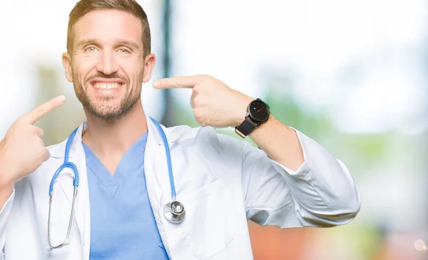 Gutaussehender Arzt Medizinischer Uniform Über Isoliertem Hintergrund Selbstbewusst Lächelnd Und — Stockfoto
