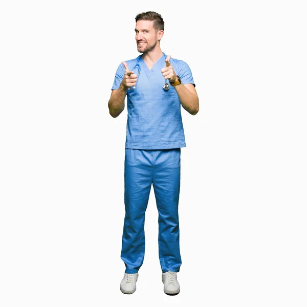 Knappe Dokter Man Medische Uniform Dragen Geïsoleerde Achtergrond Wijzen Vingers — Stockfoto