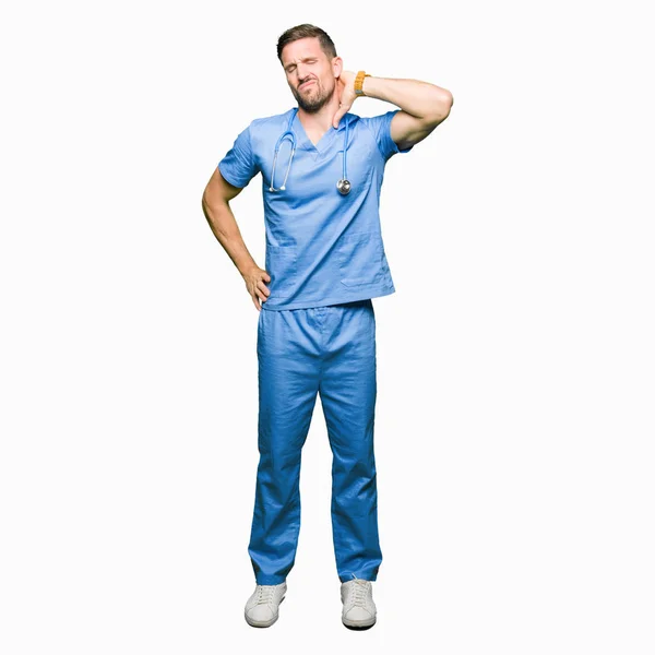 Stilig Läkare Man Bär Medicinsk Uniform Över Isolerade Bakgrund Lidande — Stockfoto