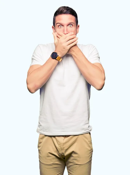 Hombre Guapo Con Camiseta Blanca Casual Impactó Cubriendo Boca Con — Foto de Stock