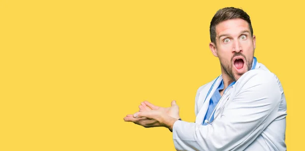 Bonito Médico Homem Vestindo Uniforme Médico Sobre Fundo Isolado Apontando — Fotografia de Stock