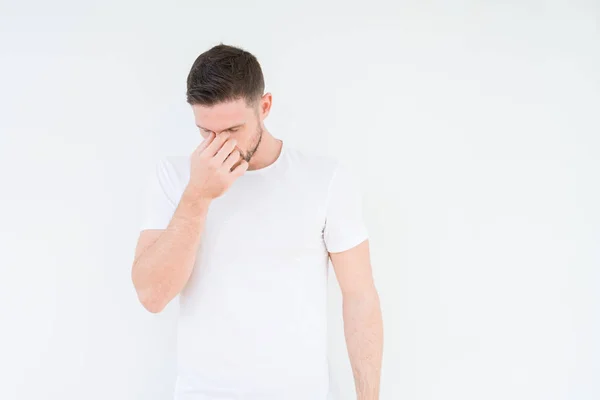Jonge Knappe Man Dragen Casual Wit Shirt Geïsoleerde Achtergrond Moe — Stockfoto