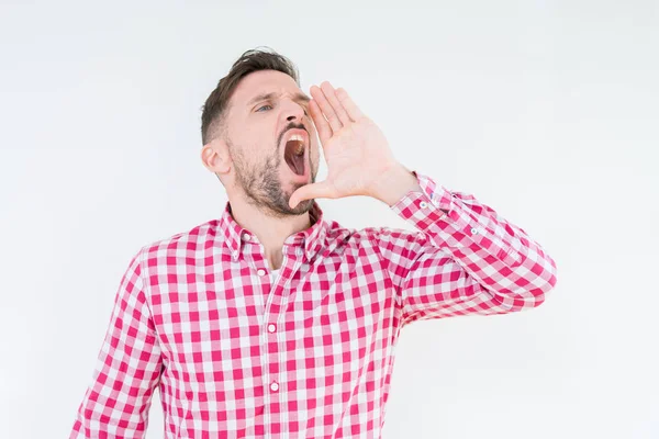 Homem Bonito Jovem Vestindo Camisa Sobre Fundo Isolado Gritando Gritando — Fotografia de Stock