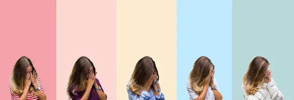 美丽的年轻女子在五颜六色的条纹孤立的背景与悲伤的表情覆盖脸与手 而哭泣 抑郁症概念 — 图库照片