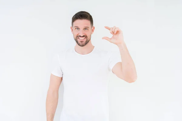 Joven Hombre Guapo Con Camiseta Blanca Casual Sobre Fondo Aislado —  Fotos de Stock