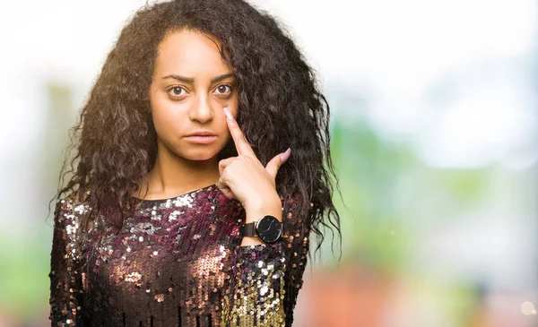 Joven Chica Hermosa Con Pelo Rizado Con Vestido Fiesta Noche — Foto de Stock