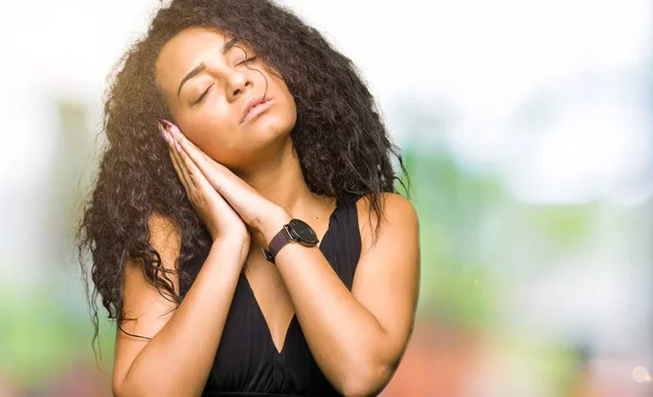 Jeune Belle Fille Aux Cheveux Bouclés Portant Une Jupe Mode — Photo