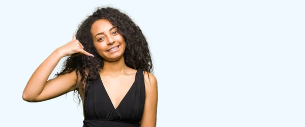 Junge Schöne Mädchen Mit Lockigem Haar Trägt Moderock Lächelnd Handygesten — Stockfoto