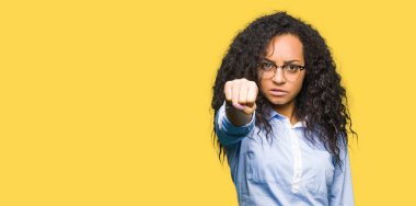 Savaşmak için kum yumruk, saldırgan ve kızgın saldırı, tehdit ve şiddet ile kıvırcık saçlı giyen genç güzel iş kız gözlük