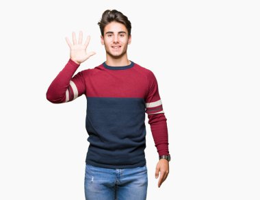 Yakışıklı delikanlı gösterilen ve parmakları ile işaret izole arka plan üzerinde beş kendinden emin ve mutlu gülümseyerek iken numara.