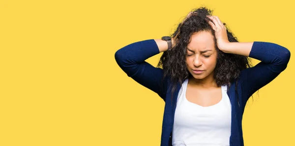 Jeune Belle Fille Aux Cheveux Bouclés Souffrant Maux Tête Désespérés — Photo