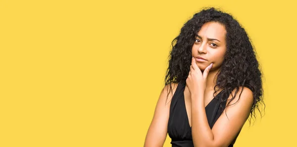 Joven Chica Hermosa Con Pelo Rizado Con Falda Moda Que — Foto de Stock