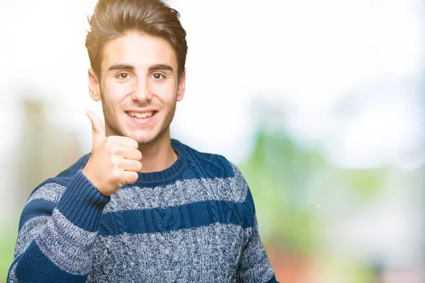 Joven Hombre Guapo Sobre Fondo Aislado Haciendo Pulgares Felices Gesto —  Fotos de Stock