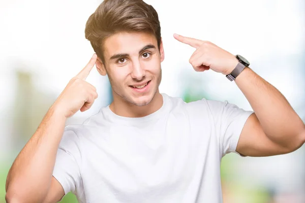 Joven Hombre Guapo Con Camiseta Blanca Sobre Fondo Aislado Sonriendo —  Fotos de Stock