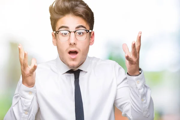 Junger Geschäftsmann Mit Brille Vor Isoliertem Hintergrund Feiert Verrückt Und — Stockfoto