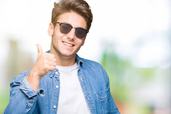 Homem Bonito Jovem Usando Óculos Sol Sobre Fundo Isolado Fazendo — Fotografia de Stock