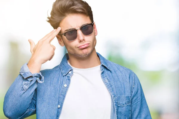 Jovem Homem Bonito Usando Óculos Sol Sobre Fundo Isolado Tiro — Fotografia de Stock