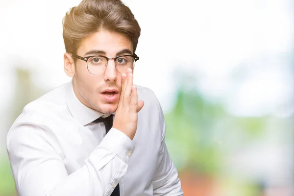 Junger Geschäftsmann Mit Brille Über Isoliertem Hintergrund Hand Auf Mund — Stockfoto