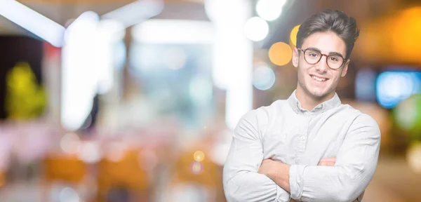 Joven Hombre Guapo Con Gafas Sobre Fondo Aislado Cara Feliz —  Fotos de Stock