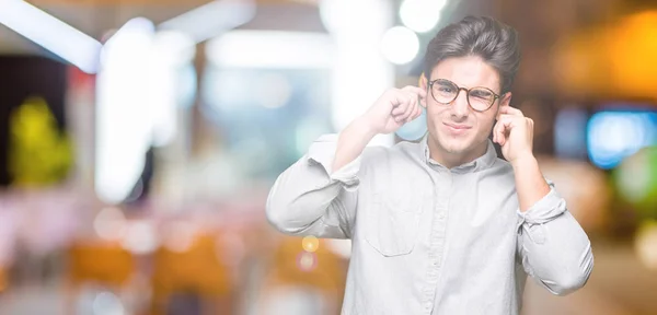 Mladý Pohledný Muž Nosí Brýle Izolované Pozadí Pokrývající Uši Prsty — Stock fotografie