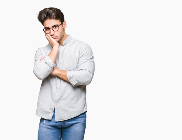 Joven Hombre Guapo Con Gafas Sobre Fondo Aislado Pensando Que — Foto de Stock